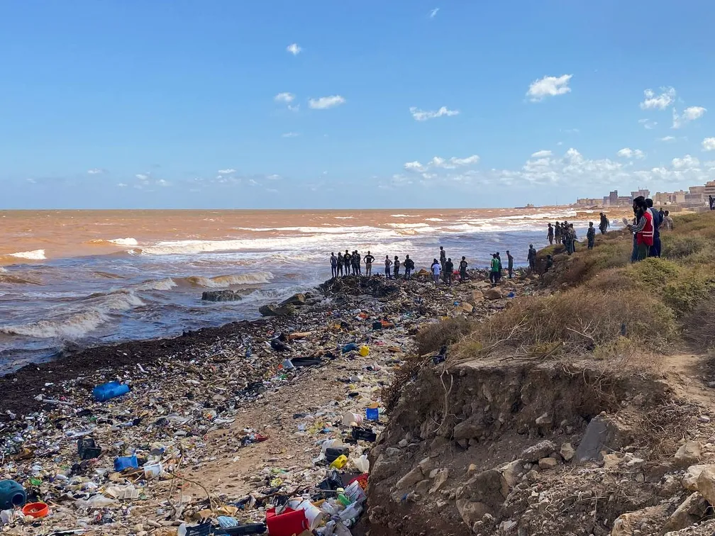 Mais de 200 corpos encontrados após inundações em praias da Líbia