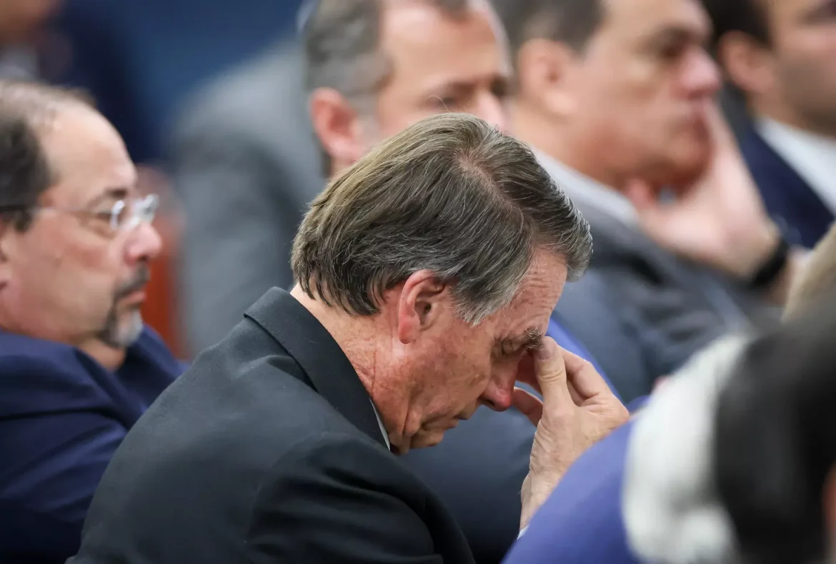 Moraes ressalta que Bolsonaro não pode usar redes sociais direta ou indiretamente